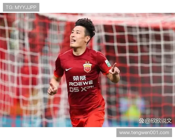 足球明星优雅正装照展现魅力风采与时尚品味的完美结合